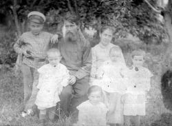 B-Pyotr-Mikahailov-with-family-Lagodekhi-19-20-cenury